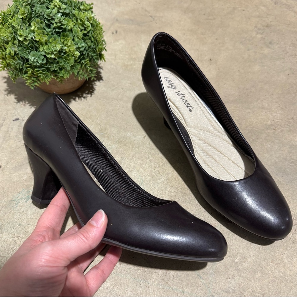 Easy Street Chocolate Brown Faux Leather Pumps Heels Women Size 7.5 Classic Fall